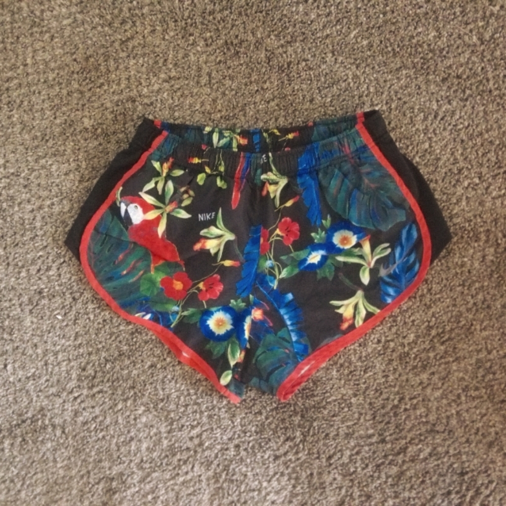 Nike Women's Tropical/Floral Print Shorts - Black and Red Featuring Parrot 🦜